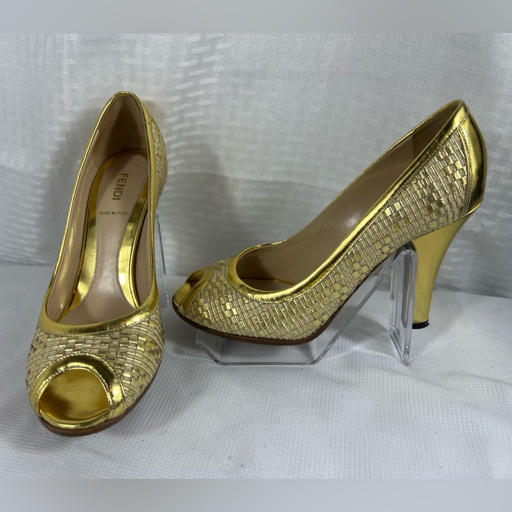 7021: Fendi Gold Metallic Embossed Peep Toe Pumps EU 38